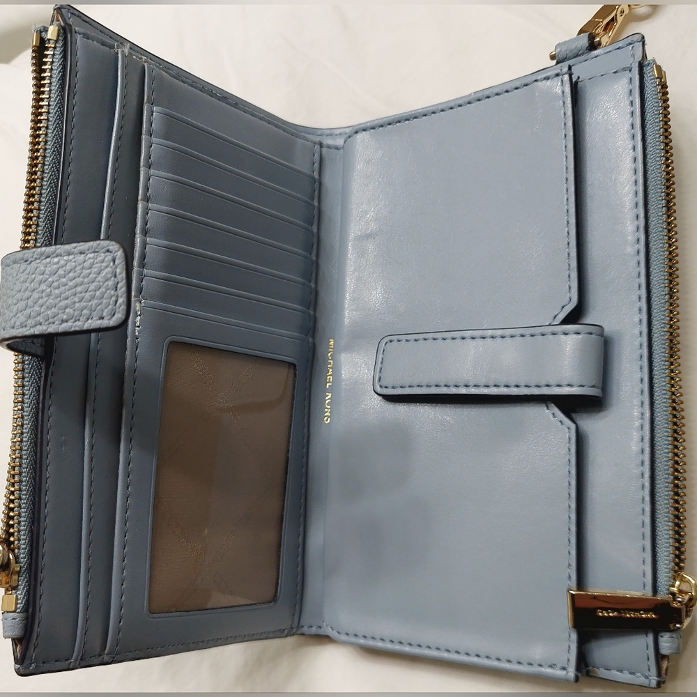 Michael Kors Wristlet. - Picture 2 of 12